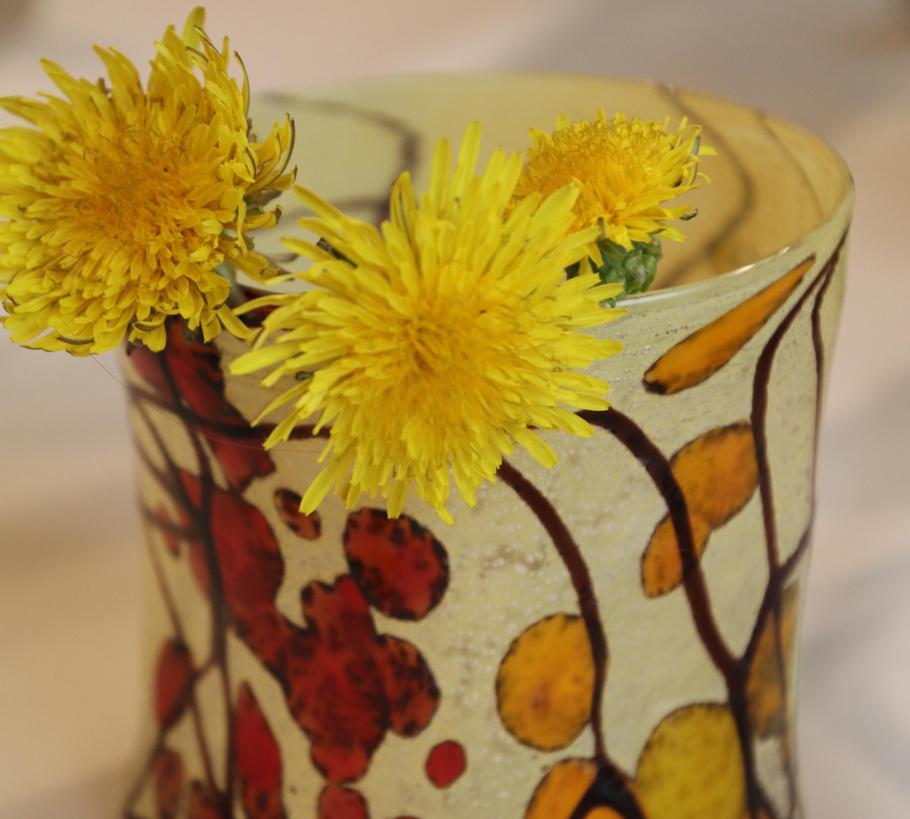 Während sich die Kellnerin noch um die fragilen Deko-Gläser sorgt, hat Mattis schon eine Verwendung dafür