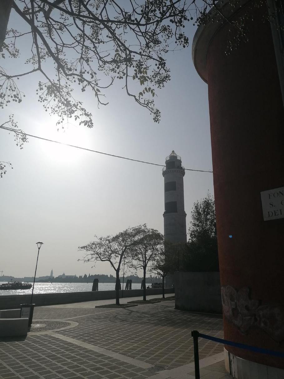 Am Faro di Murano geht es wieder auf&rsquo;s Boot