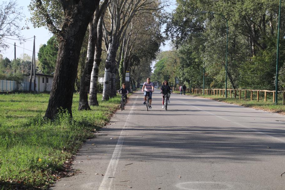 Neben der Straße verläuft ein endloser Strand, in der Nebensaison ist hier aber alles geschlossen