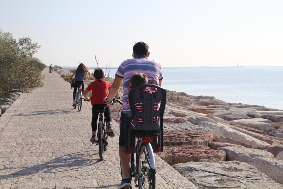 Ein langer Steinweg führt über die Mole zum Leuchtturm