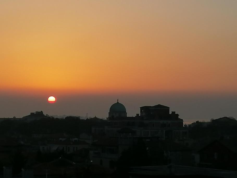 Das ist leider der letzte Sonnenuntergang über Venedig, den wir vom Hotel aus sehen.