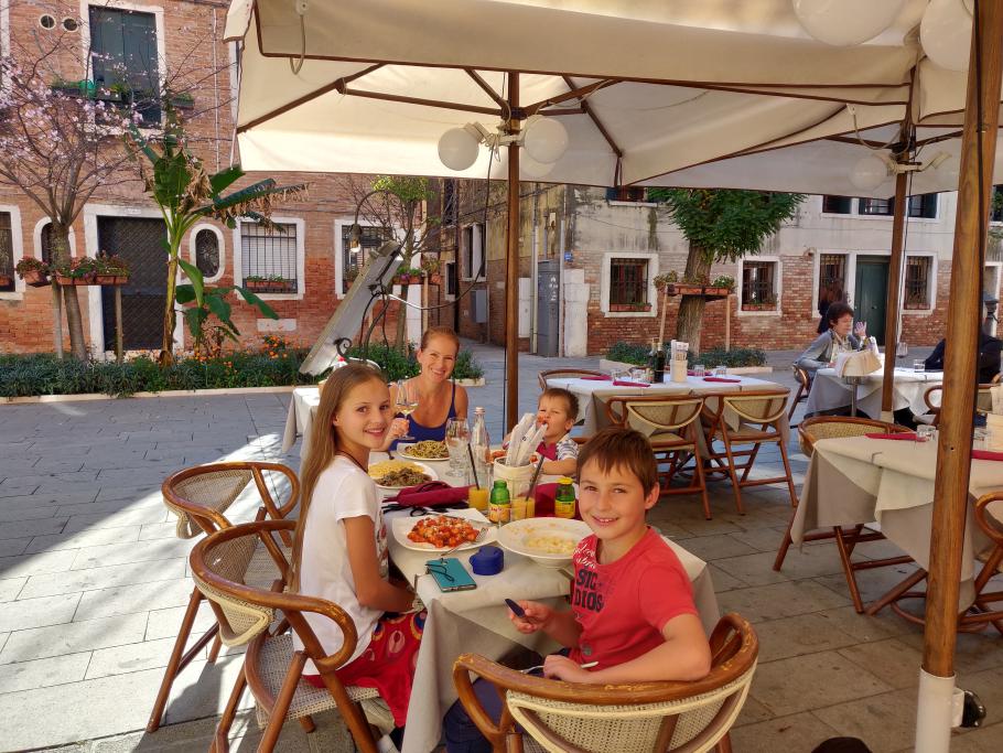 In einer breiten Allee finden wir eine gemütliche Trattoria