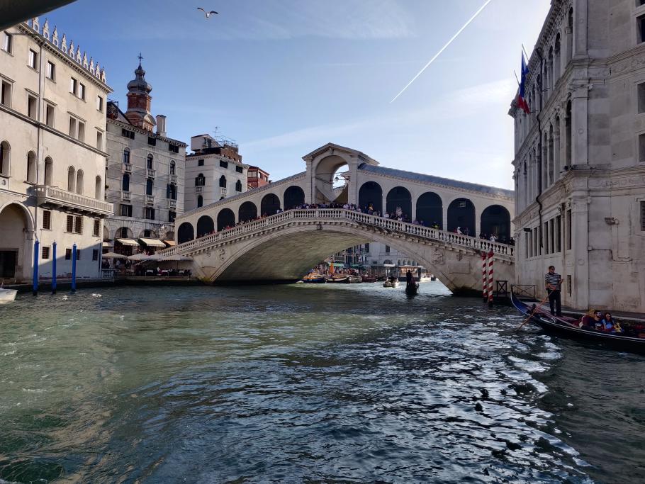 Wir fahren unter der Rialto-Brücke hindurch