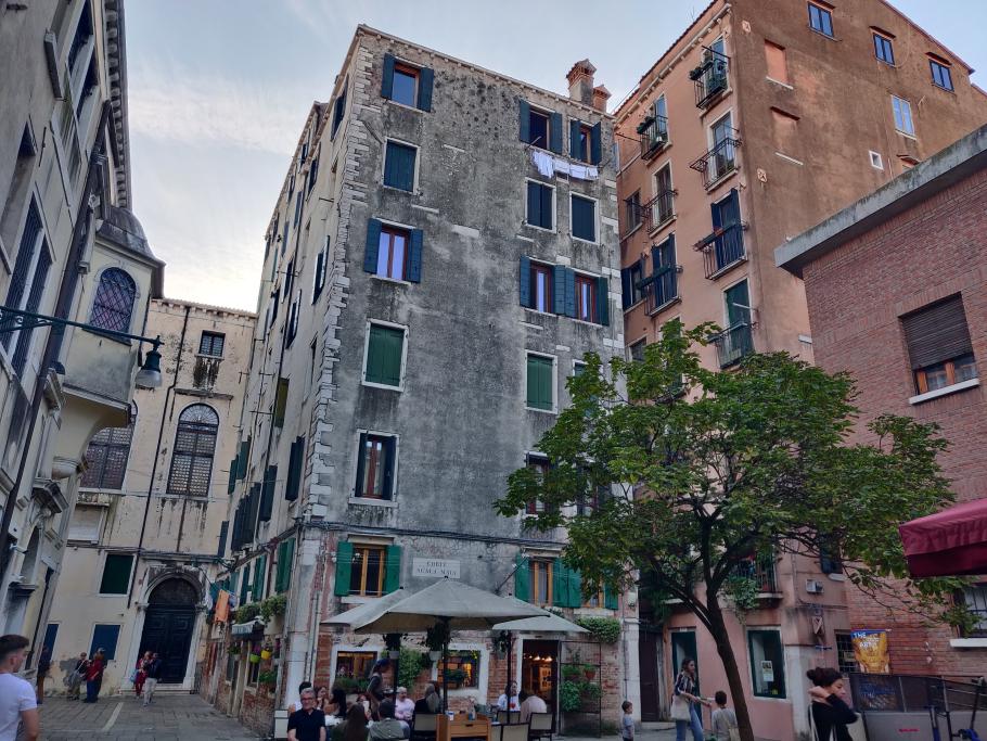 Aufgrund des geringen Platzes wurde hier sehr hoch gebaut.