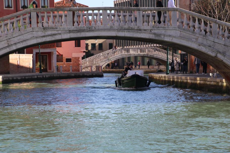 Wir folgen einem Labyrinth aus Brücken