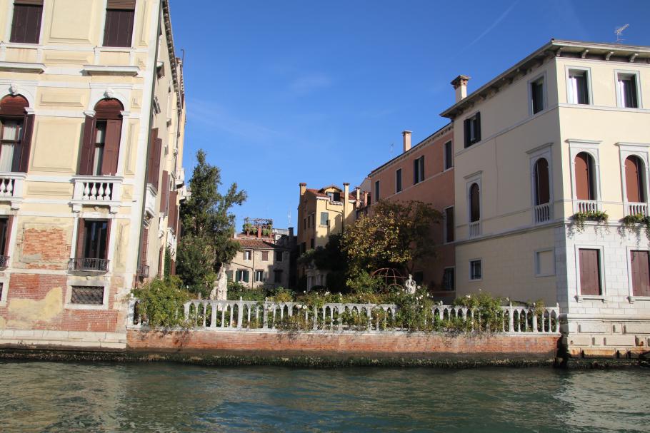 Ein Rosengarten auf einem der wenigen unbebauten Grundtücke am Canal Grande