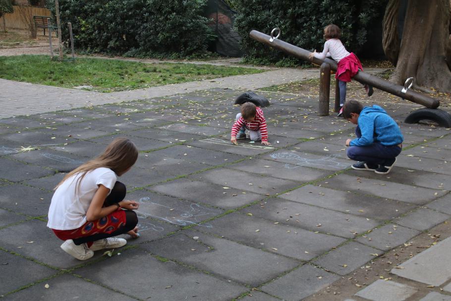 Auf dem Spielplatz können wir relaxen, während die Kinder toben und malen