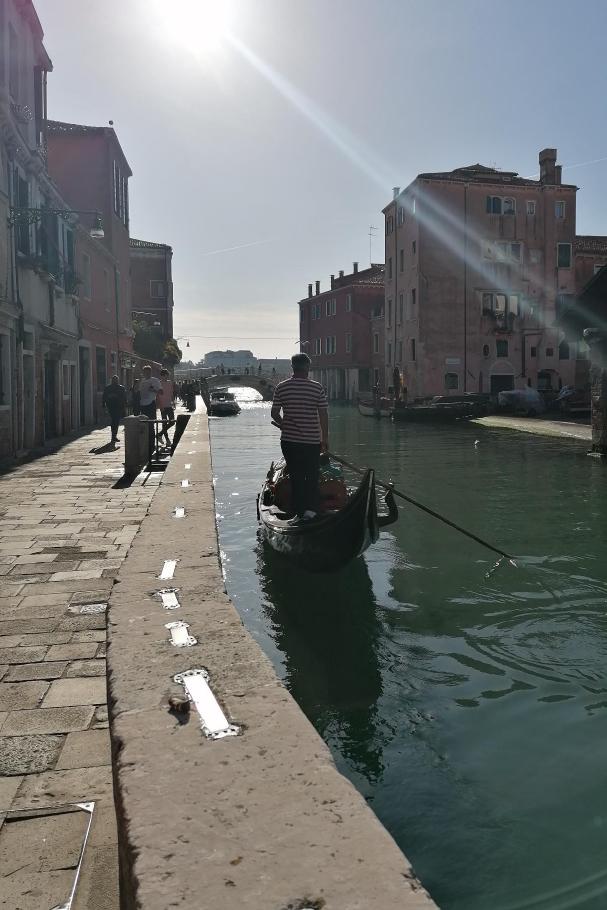 Bei dem schönen Wetter sind jede Menge Gondeln auf den Kanälen