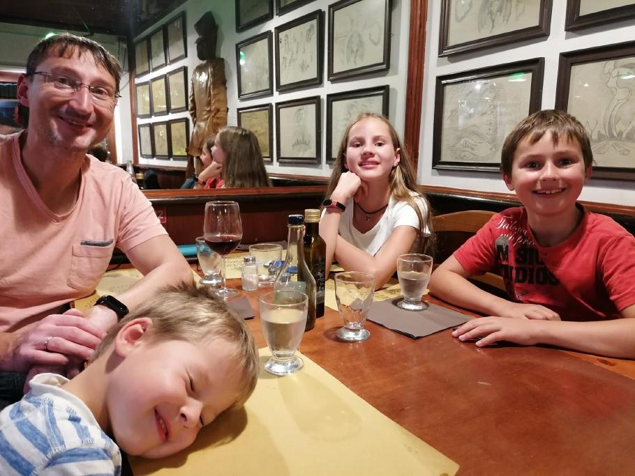 Wir warten bei einem Glas Wein auf den Nachtzug.