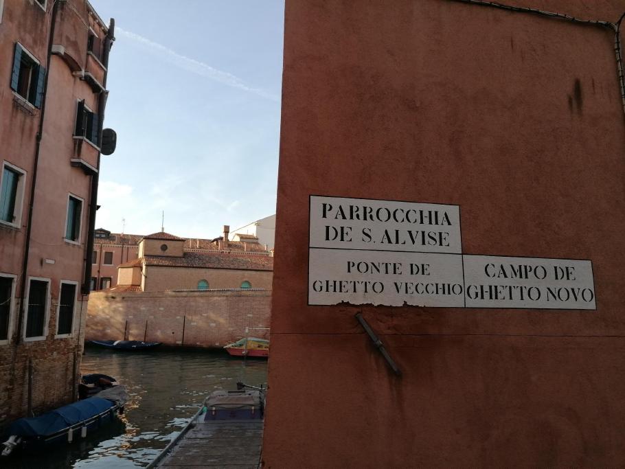 Ghetto ist der Name der kleinen Insel, auf der sich im 16. bis 18. Jahrhundert das jüdischen Wohnviertel befand.