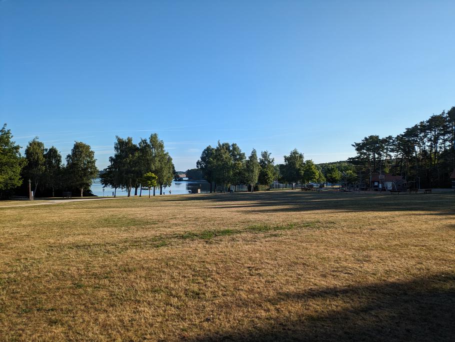 Direkt am Wohnmobilstellplatz schließt sich eine große Strandwiese an