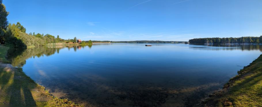 Am frühen Morgen ruht der See noch still vor sich hin