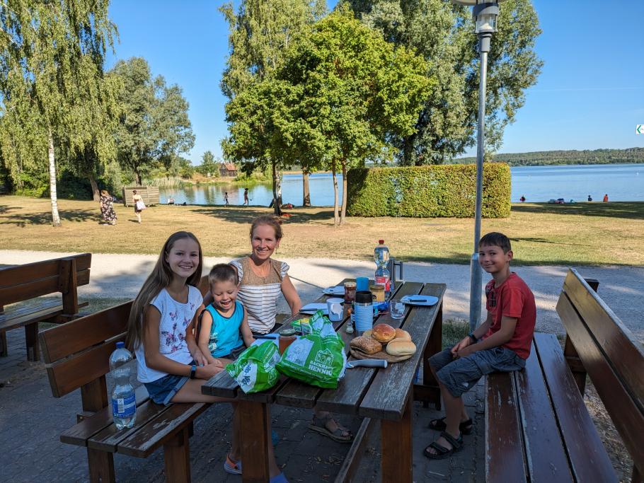 Wir schnappen uns den letzten Tisch im Schatten. Es sind um 9 schon 28 Grad
