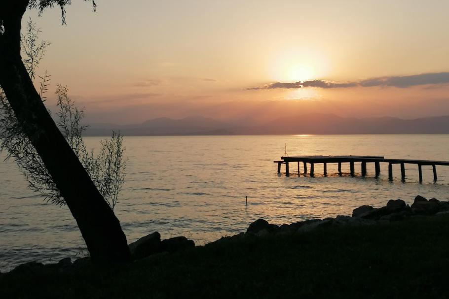 Im Sonnenuntergang schlendern wir die Promenade entlang