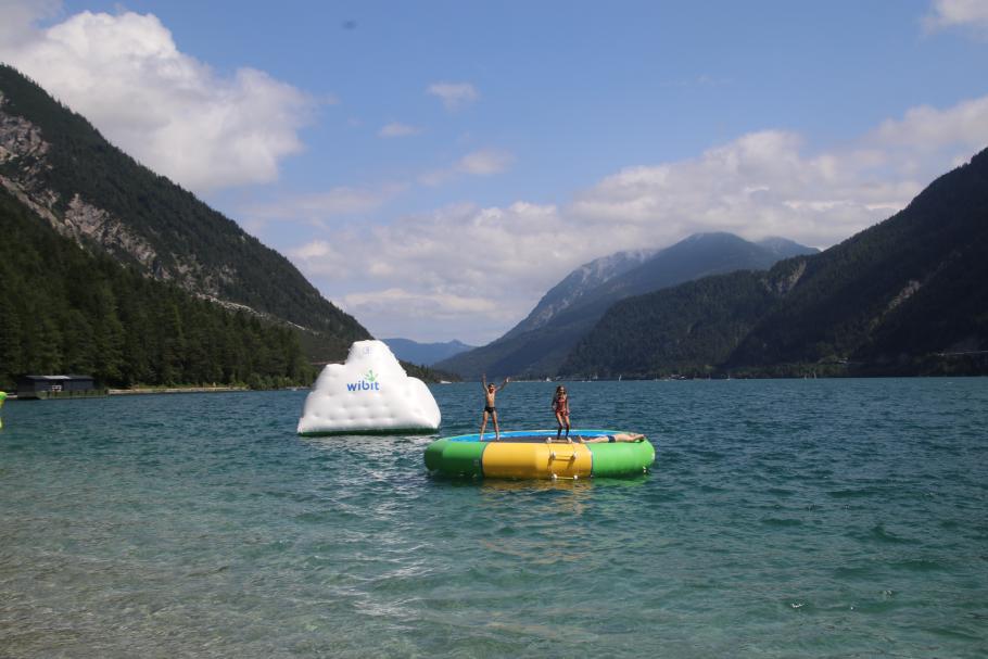 Das schwimmende Trampolin verbindet das beste aus zwei Welten