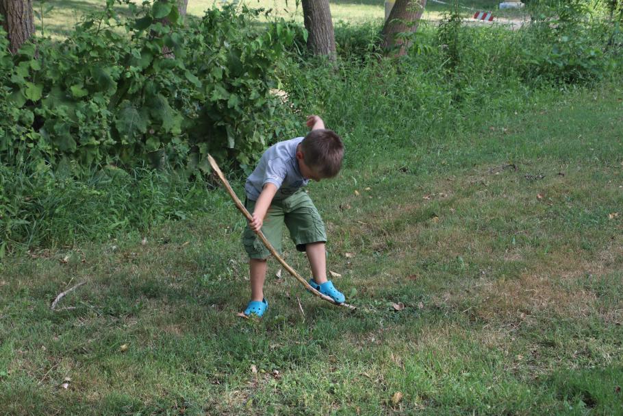 Mattis macht als erstes Feuerholz. So heiß und trocken, wie es hier ist, lassen wir das mit dem Feuer aber lieber.