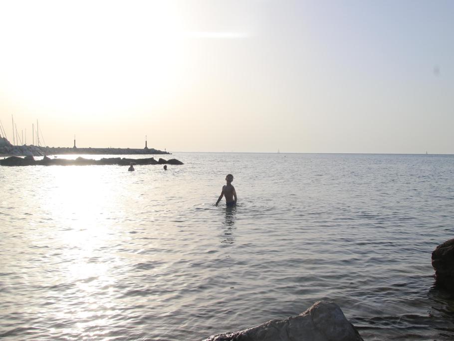 Felix erfrischt sich im Meer