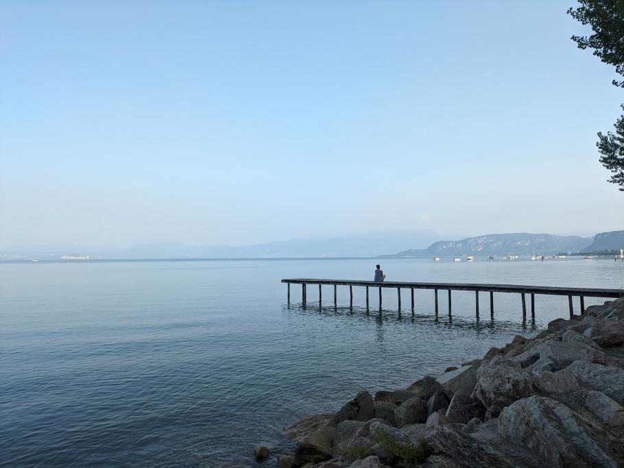 Die ersten Sonnenstrahlen wecken Lago di Garda