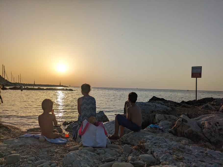 Bei Eis und Cocktail warten wir darauf, dass die Sonne untergeht
