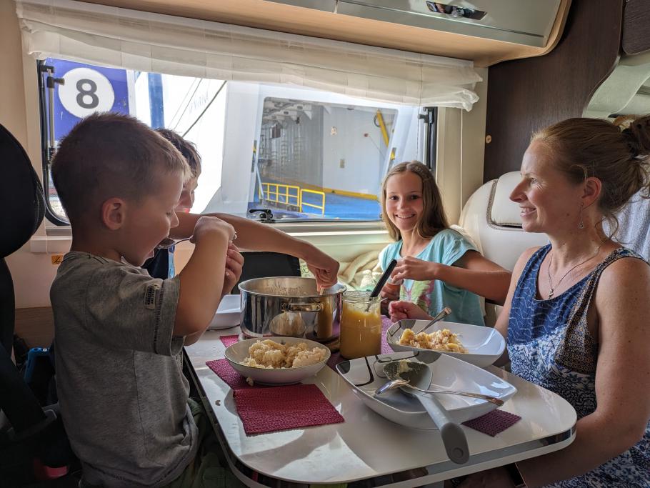 Direkt an der Fähre gibt&rsquo;s ein schnelles Mittagessen