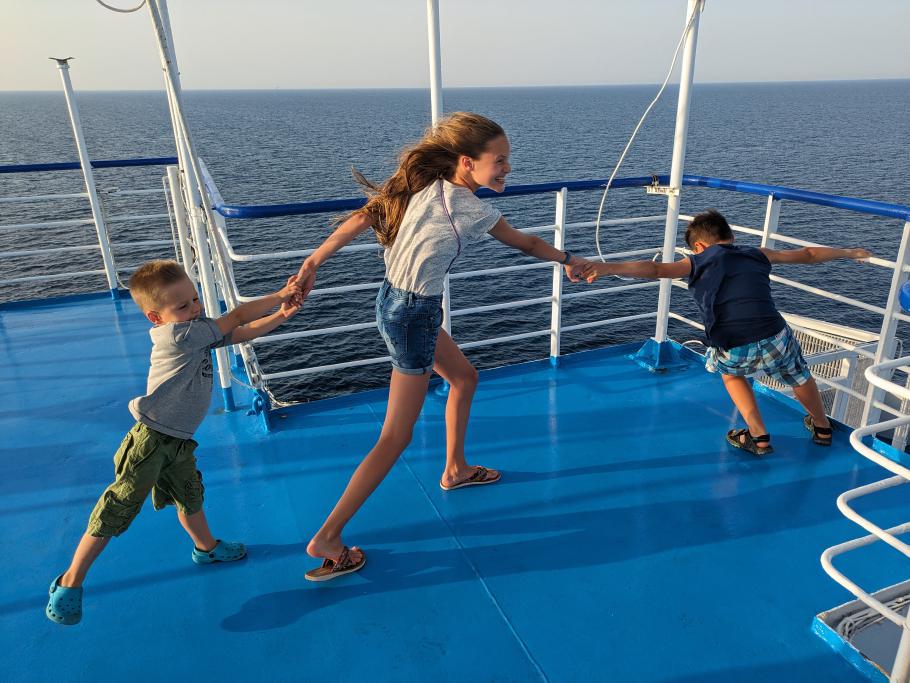 Die Fähre nimmt Fahrt auf, was wir deutlich am Fahrtwind merken