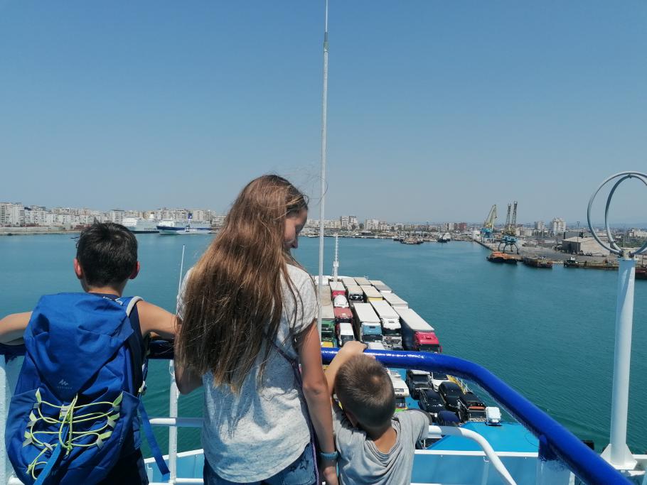 Mit Spannung sehen wir dem Hafen von Durres in Albanien entgegen