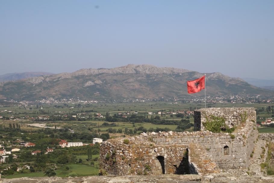 Grüne Ebenen und die Berge immer im Hintergrund