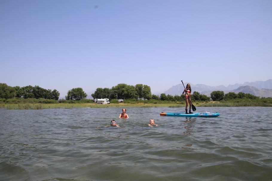 Das warme flache Wasser ist Ideal für Mattis zum Schwimmen üben