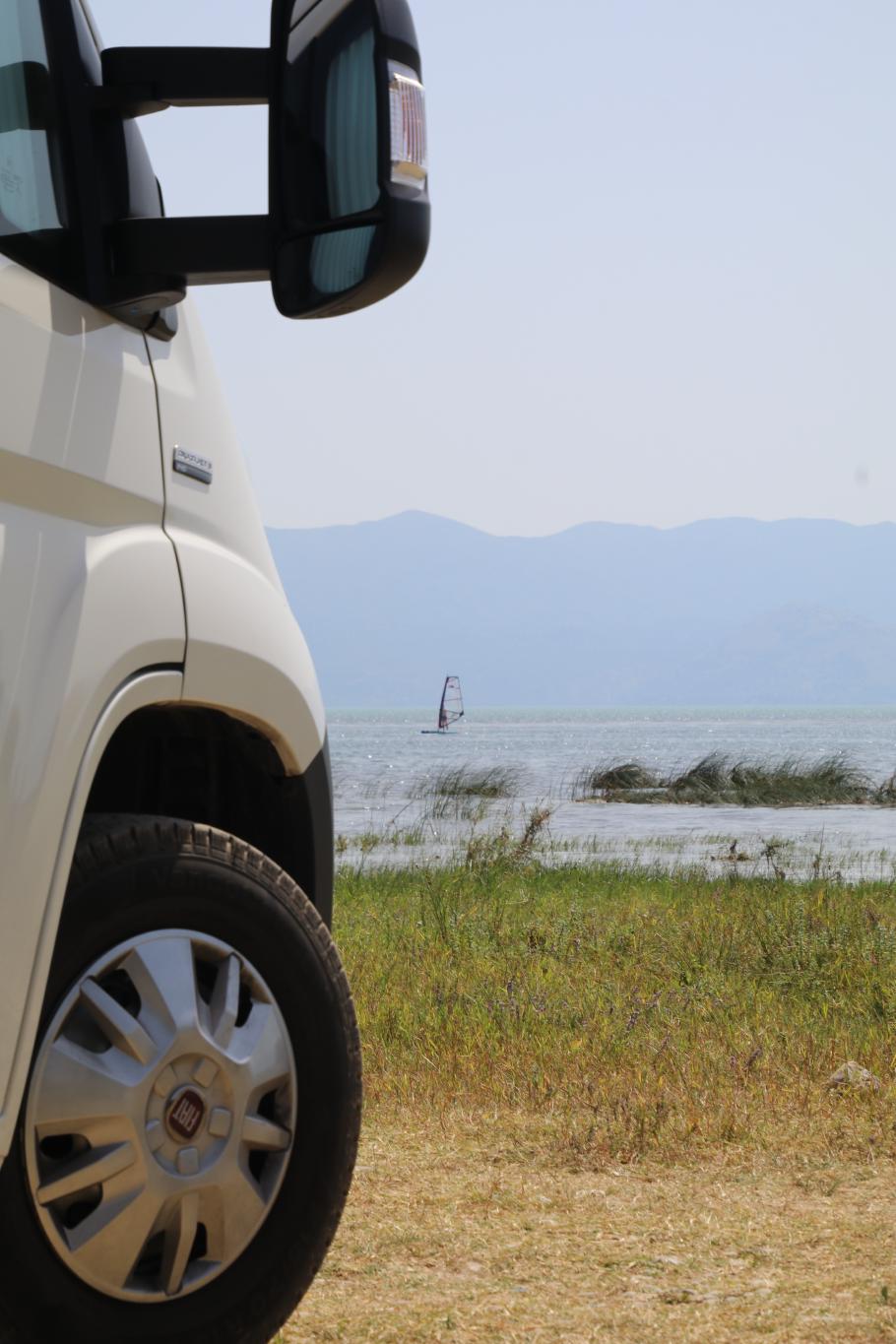 Ich bin der einzige Surfer und überhaupt nur eines von drei Wasserfahrzeugen, die wir hier sehen