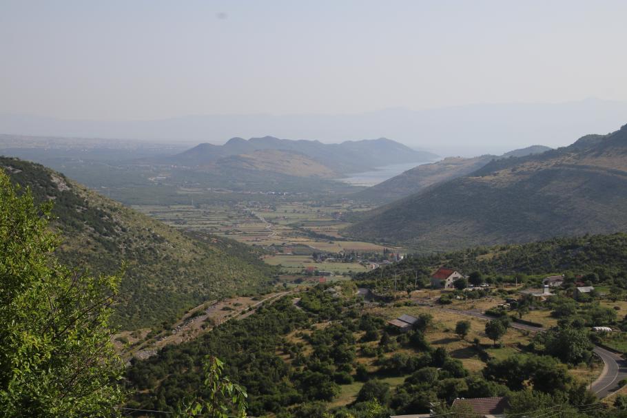 Von den Serpentinen aus haben wir nochmal einen tollen Blick auf den Skutarisee und die ihn umgebenden Berge
