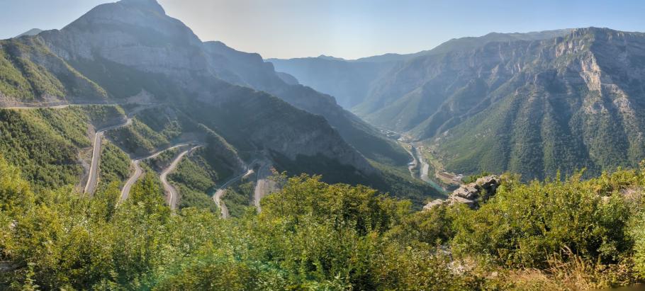Oben auf 1400 Metern Höhe angekommen, geht es gleich wieder hinunter ins Tal