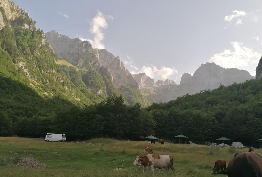 Zum Ausgleich für den späten Sonnenaufgang geht sie hier auch zeitig unter