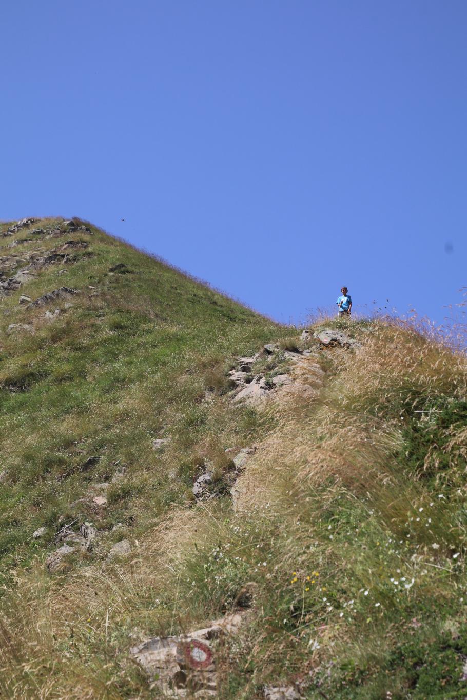 Felix klettert allen voran, um als Erster auf dem Gipfel zu sein