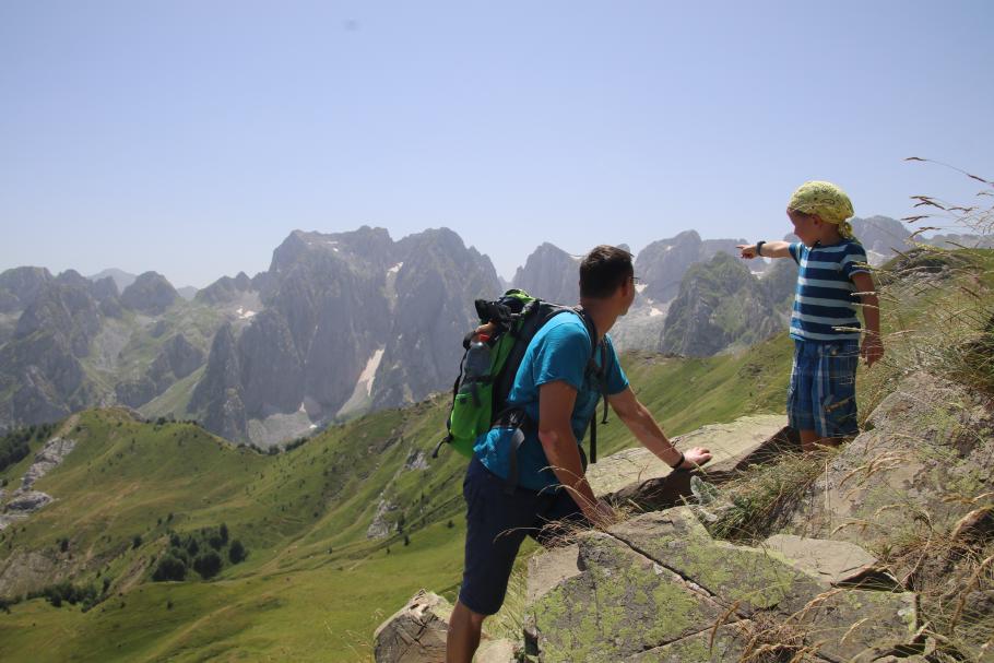 Auf den schroffen Bergspitzen im Hintergrund liegt teils noch Schnee