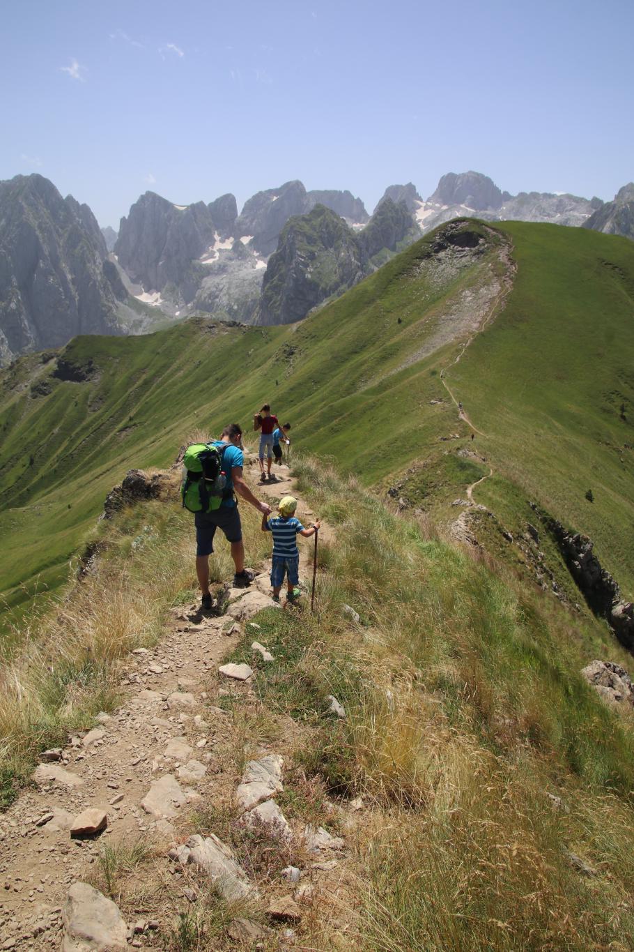 Auf schmalem Grad begeben wir uns zum nächsten Gipfel