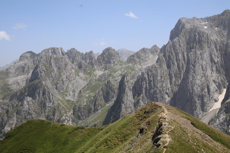 Ganz klein vor den Bergen ist meine Familie zu erkennen