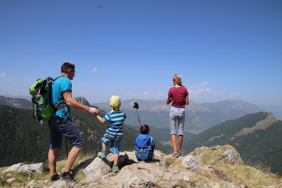 Von hier oben können wir fast bis zum Camper sehen