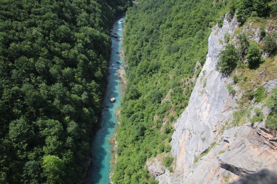 Tief unter uns fließt der Tara-Fluss