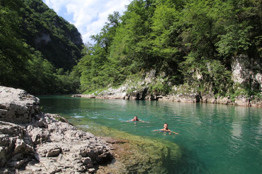 Wir müssen ganz schön schwimmen, um gegen die Strömung anzuhalten