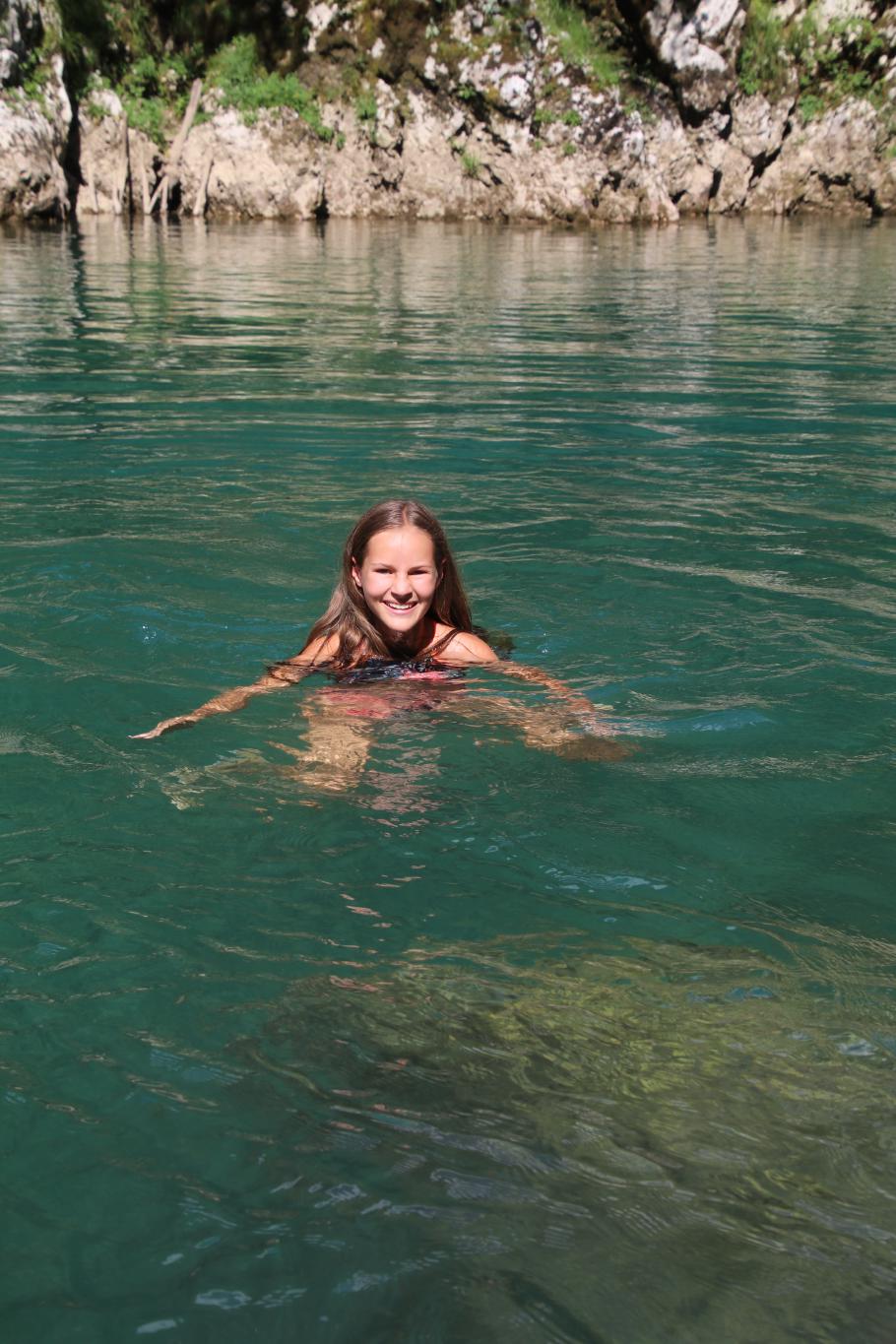 Annabell schwimmt auch eine Runde