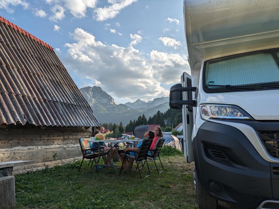 Vom Campingplatz haben wir eine schöne Aussicht auf die Berge.