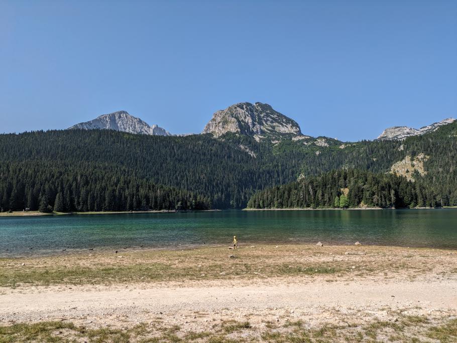 Der See erinnert uns sehr an den Eibsee, um den wir vor zwei Jahren gewandert sind