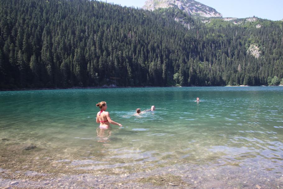 Mattis schimpft erst, dass es kalt ist, will dann aber gar nicht mehr aus dem Wasser