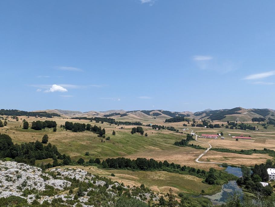 Die Ebene liegt wie der See auf etwa 1400 Metern Höhe