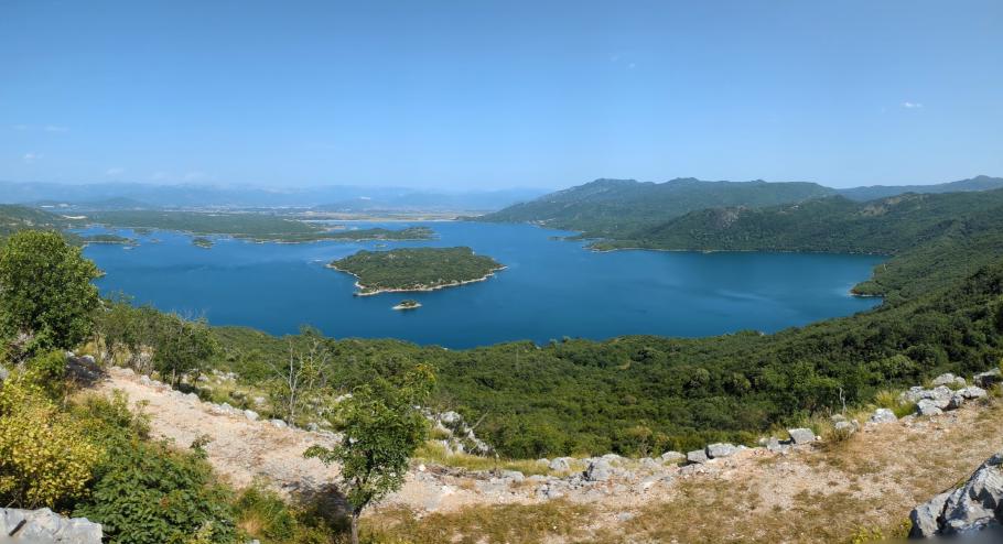 Auf halber Strecke liegt der Slansko-See mit unzähligen Inseln