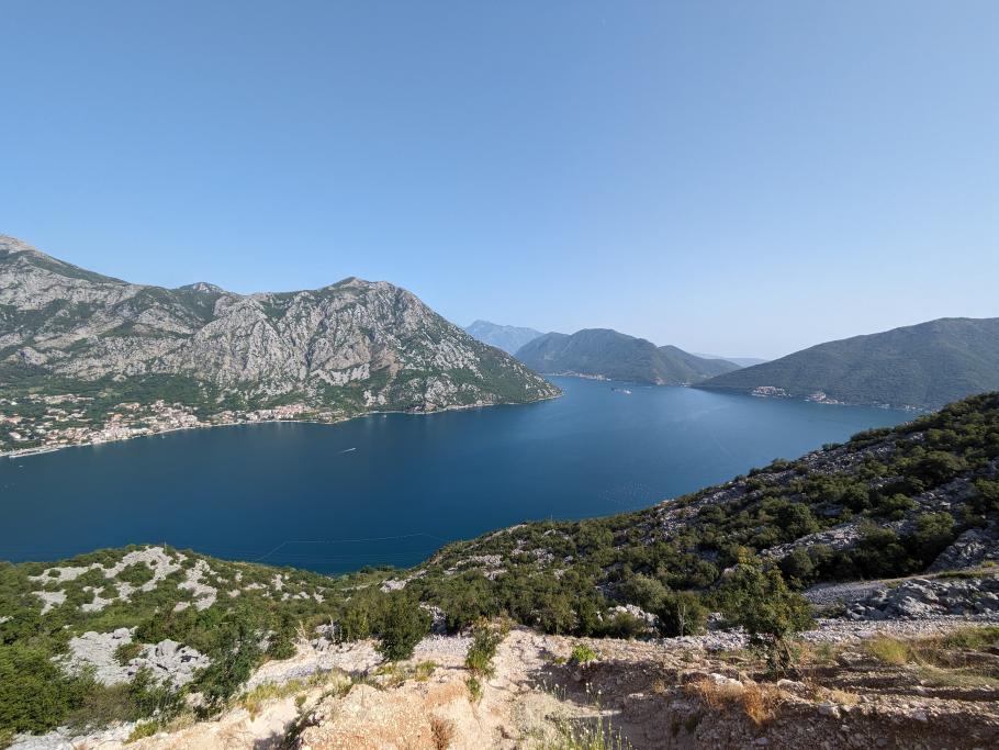Unser Ziel, die alte Stadt Kotor, inmitten eines beeindruckenden Fjordes
