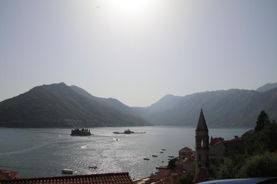 Die beiden kleinen Inseln im Fjord sind mit einem Kloster und einem Friedhof bebaut