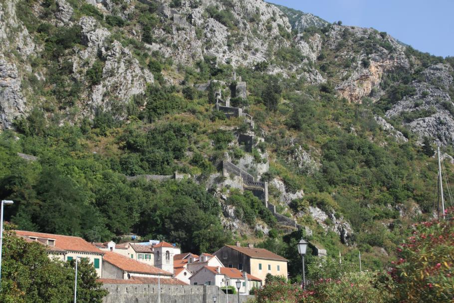 Hinter der Altstadt führt eine Treppe hinauf zu einer alten Festungsanlage