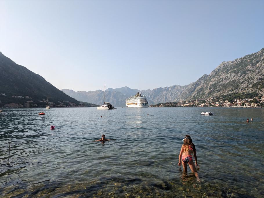 Tagsüber liegt meist ein Kreuzfahrtschiff in der Bucht, welches am Abend weiter fährt