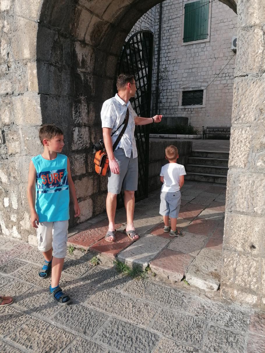 Hinter einem der Eingänge zur Altstadt beginnt ein Gewirr enger Gassen